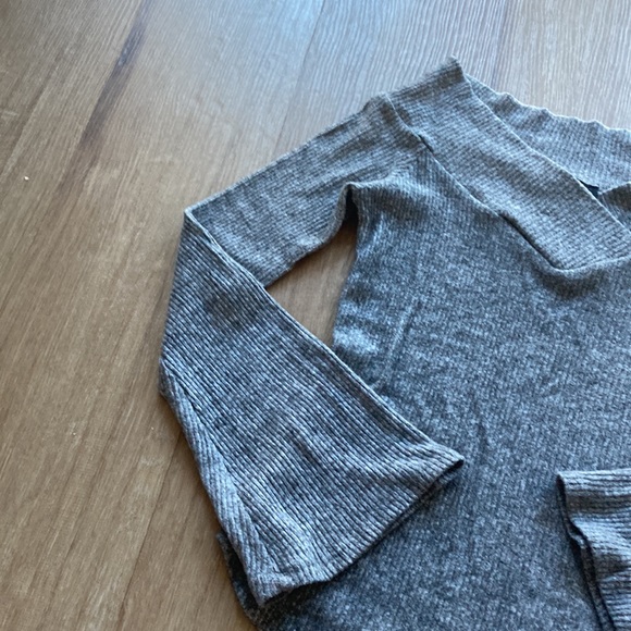NWOT Lulu’s gray off shouldersweater - Picture 3 of 5